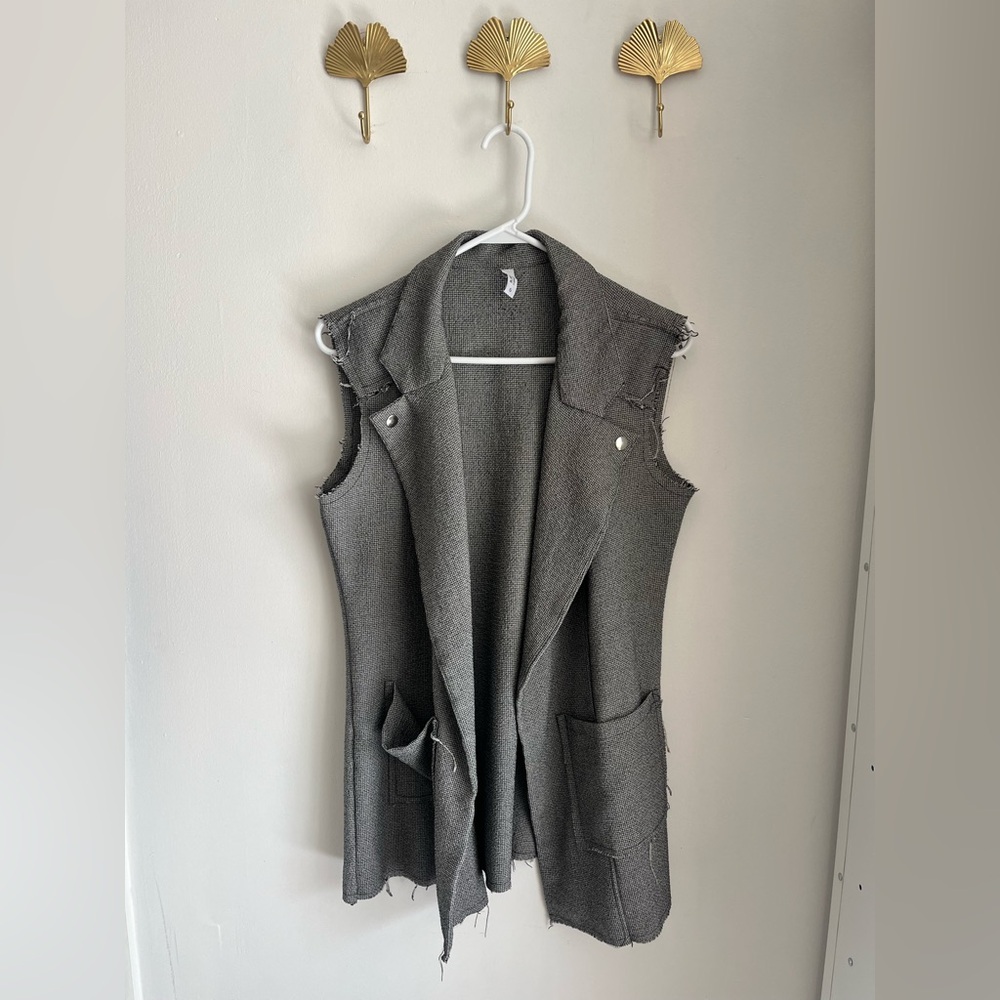 Open-Front Sleeveless Knit Vest in Gray